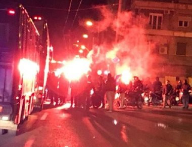 «Μπλόκο» στην αποστολή της Ένωσης από οπαδούς: «ΑΕΚ γερά, πρωτάθλημα ξανά» (φωτό)